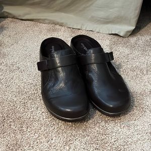 Brown leather Easy Spirit clogs with strap detail, Size 9, new in box!